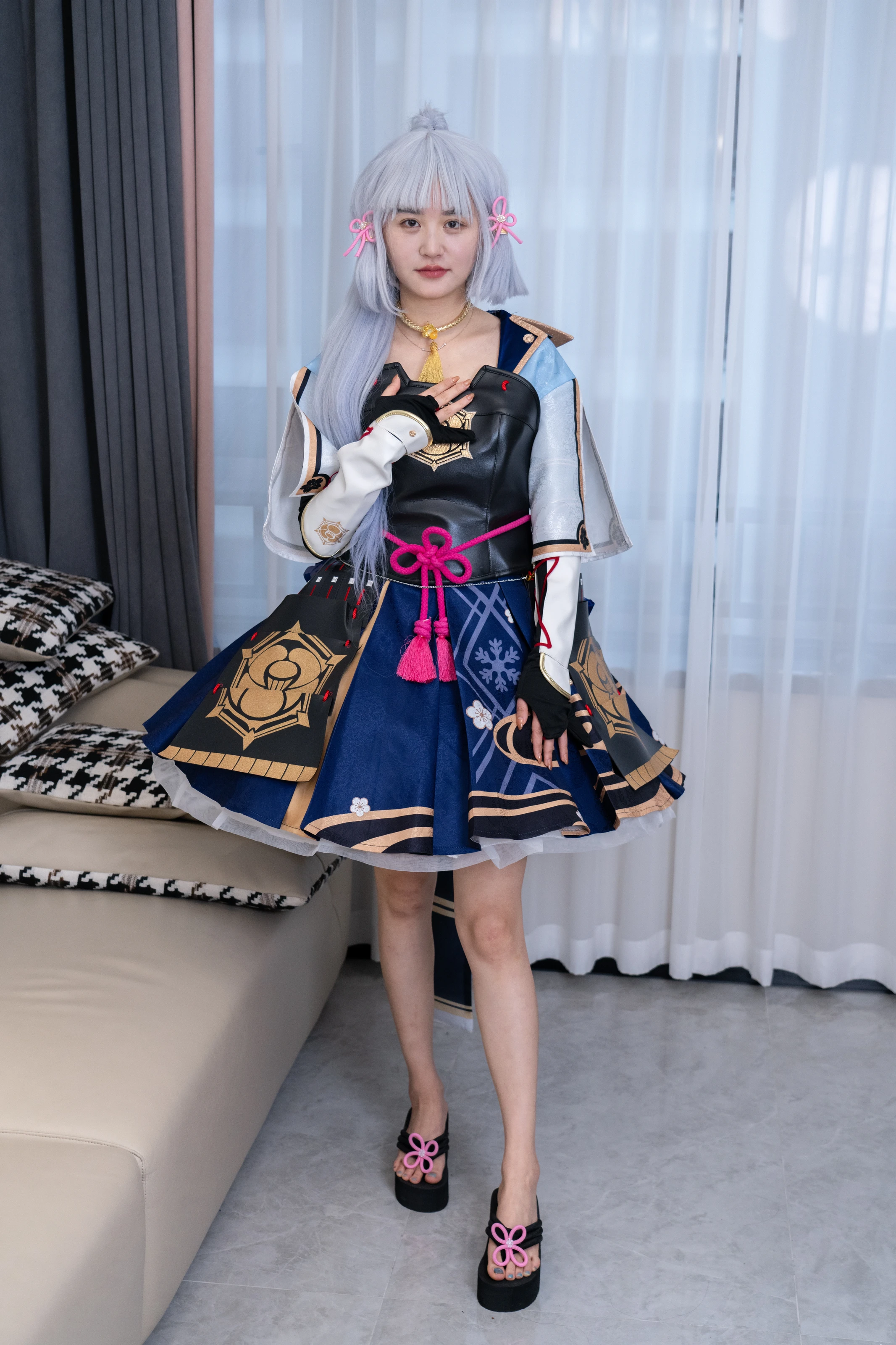 NO.141 澜澜-cos服人字拖、白丝、裸足、挠脚心剧情 - 1预览