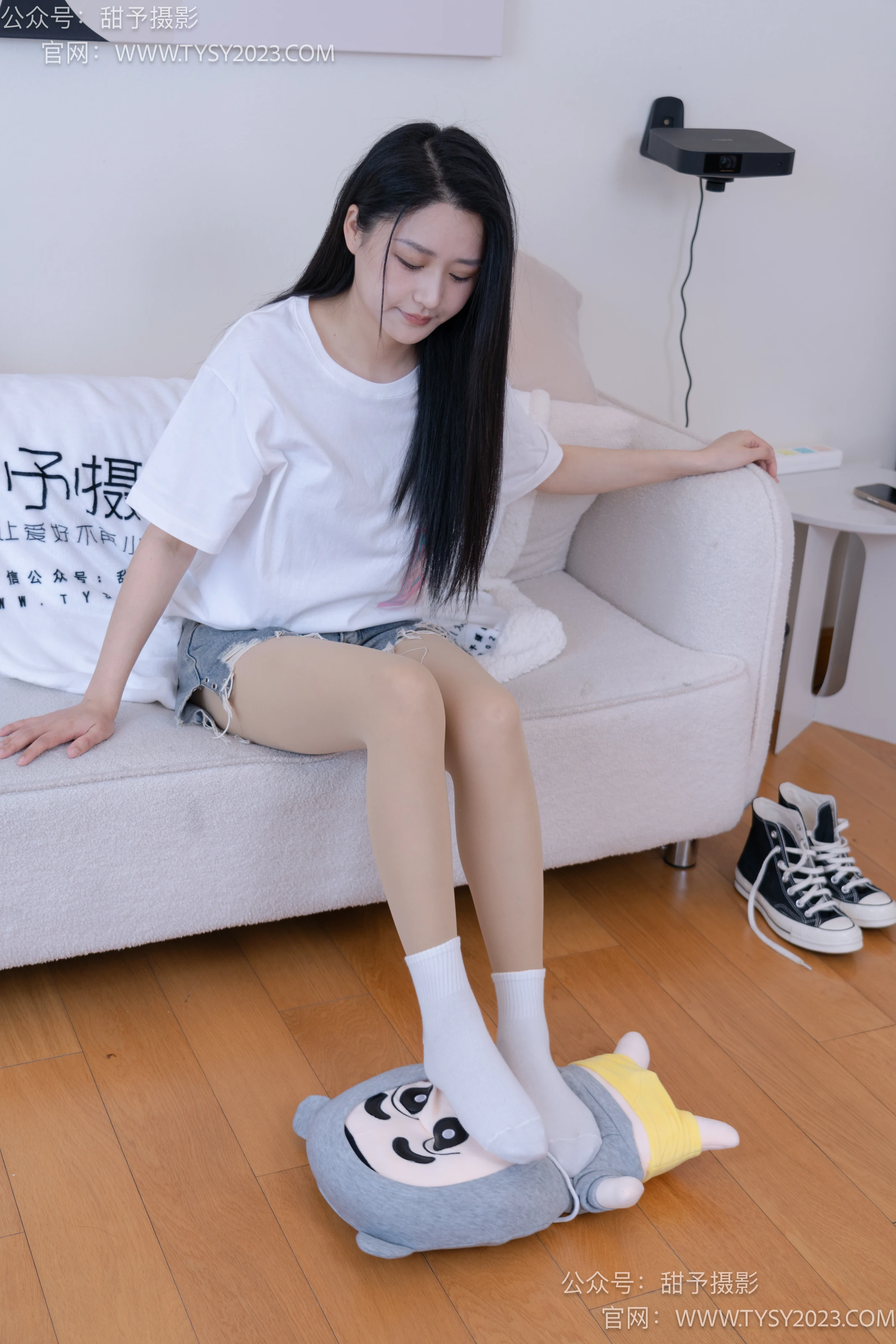 NO.072 澜澜-帆布鞋、白棉袜、踩蜡笔小新玩偶剧情 - 1预览